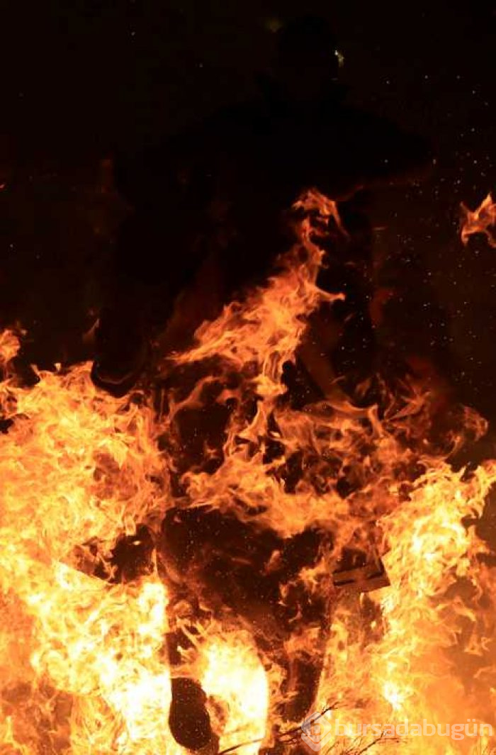 300 yıllık gelenekle atlar ateş üstünde yürütüldü
