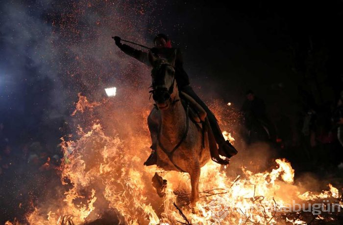 300 yıllık gelenekle atlar ateş üstünde yürütüldü
