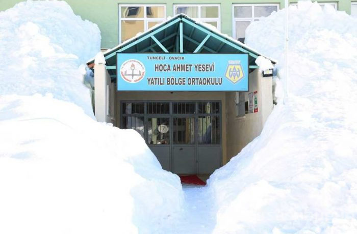 Tunceli'de bir ilçe kar nedeniyle görünmez oldu
