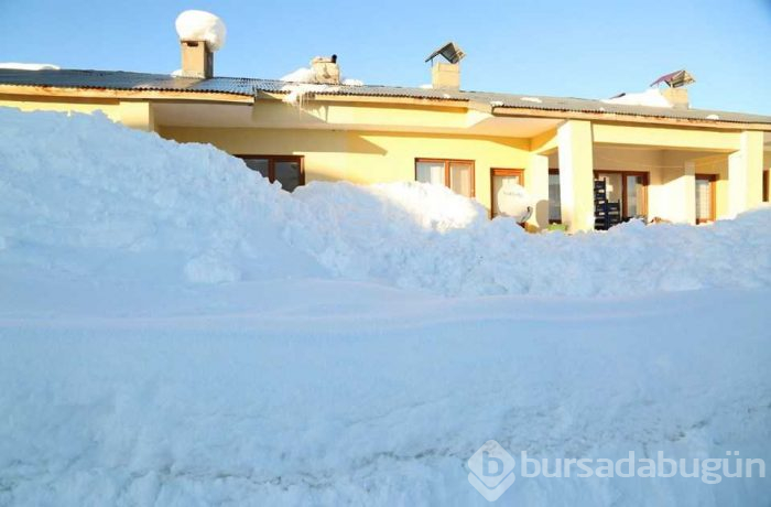 Tunceli'de bir ilçe kar nedeniyle görünmez oldu
