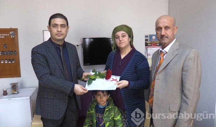 Babasının ödevini yapmadığı için öldürdüğü Mertcan'ın karnesi mezarına götürüldü (Tüm dersleri çok iyi)