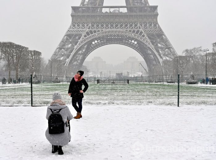 Paris beyazlara büründü