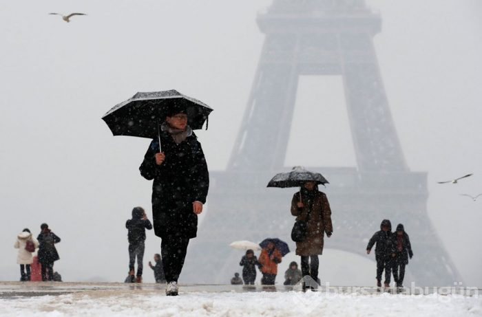 Paris beyazlara büründü