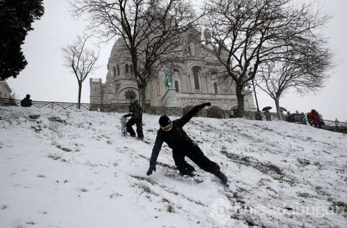 Paris beyazlara büründü
