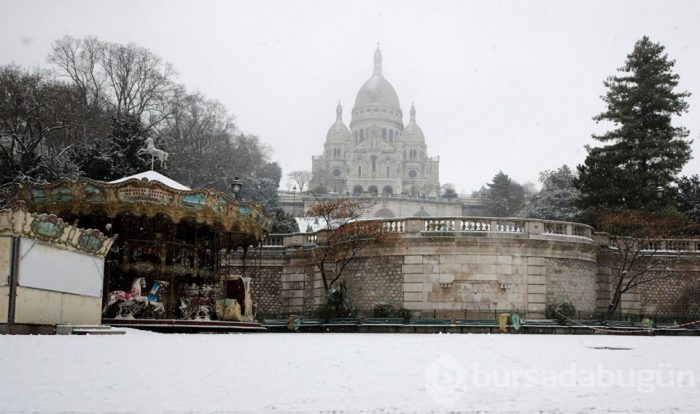 Paris beyazlara büründü