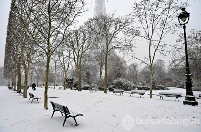 Paris beyazlara büründü