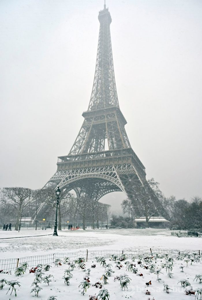 Paris beyazlara büründü