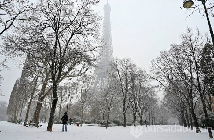 Paris beyazlara büründü