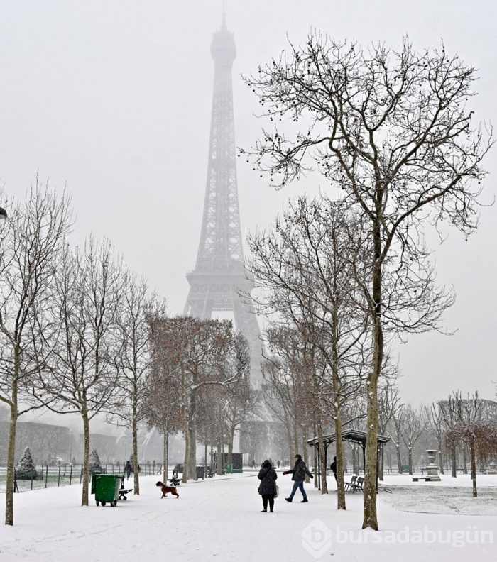 Paris beyazlara büründü