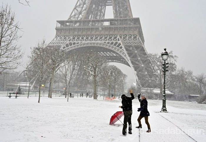 Paris beyazlara büründü