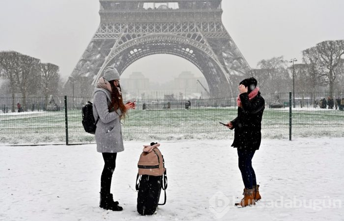 Paris beyazlara büründü