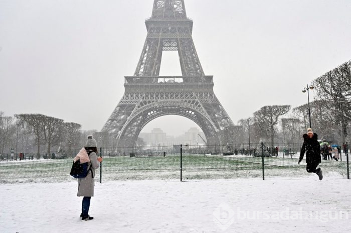 Paris beyazlara büründü
