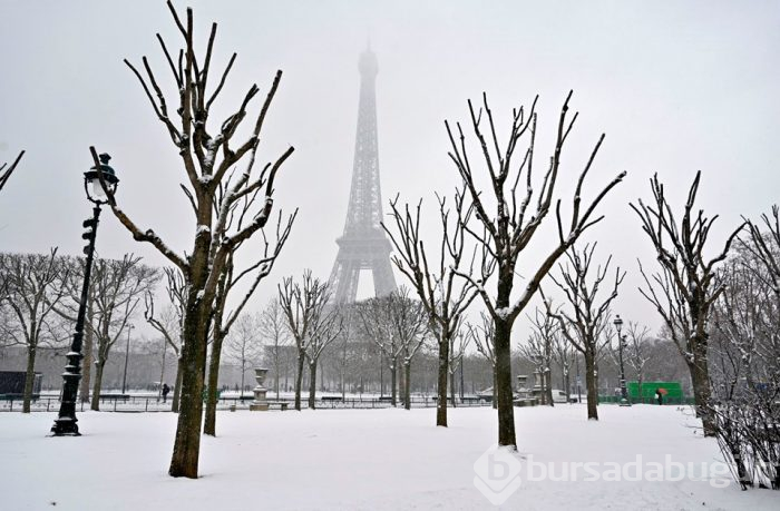 Paris beyazlara büründü