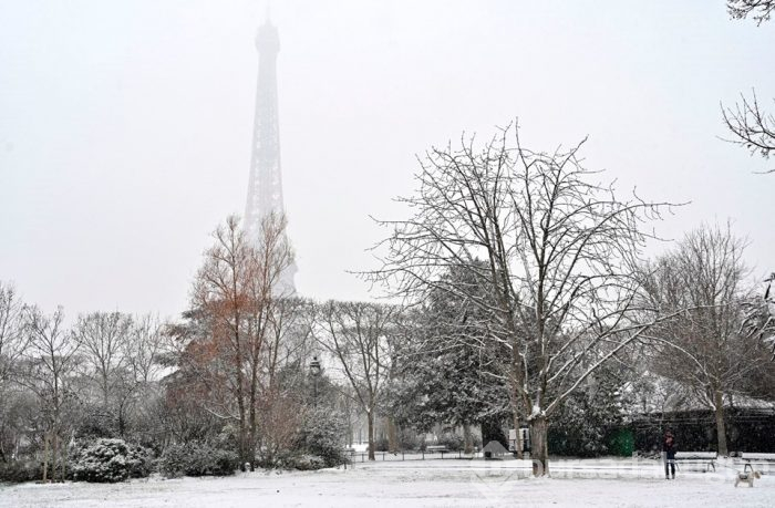 Paris beyazlara büründü