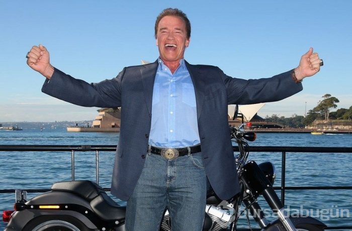 Arnold Schwarzenegger'in meşhur pozunu oğlu verdi