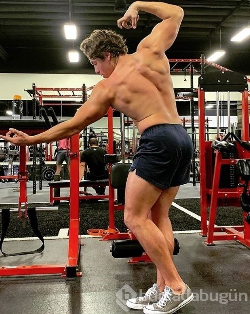 Arnold Schwarzenegger'in meşhur pozunu oğlu verdi