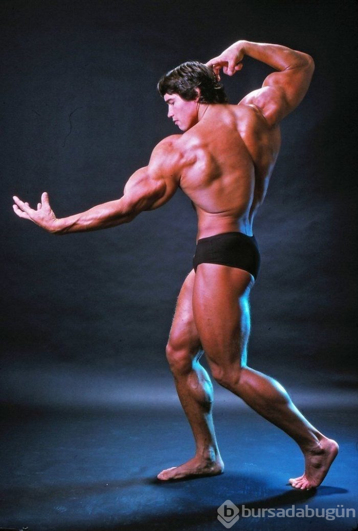 Arnold Schwarzenegger'in meşhur pozunu oğlu verdi