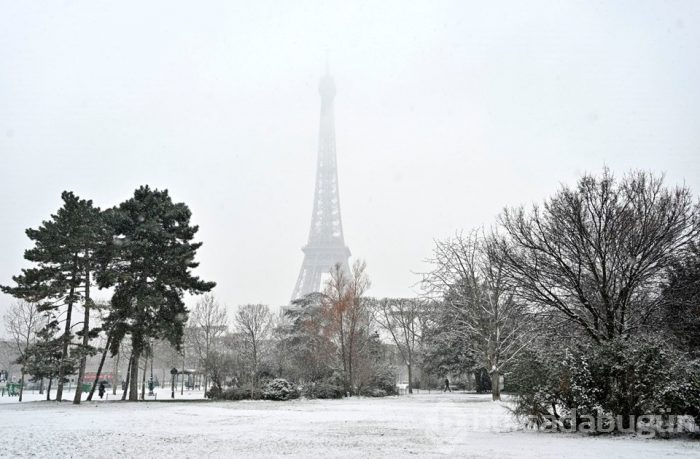  Paris'in sembolü Eyfel Kulesi kar nedeniyle ziyaretçilere kapatıldı 