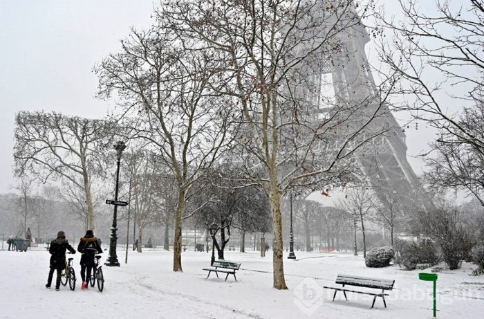  Paris'in sembolü Eyfel Kulesi kar nedeniyle ziyaretçilere kapatıldı 