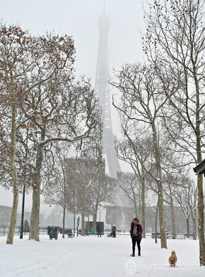  Paris'in sembolü Eyfel Kulesi kar nedeniyle ziyaretçilere kapatıldı 