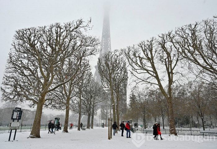  Paris'in sembolü Eyfel Kulesi kar nedeniyle ziyaretçilere kapatıldı 