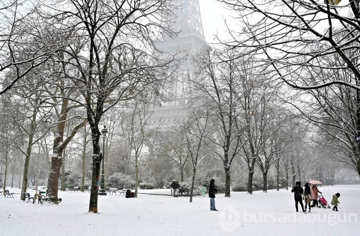  Paris'in sembolü Eyfel Kulesi kar nedeniyle ziyaretçilere kapatıldı 