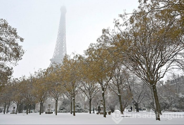  Paris'in sembolü Eyfel Kulesi kar nedeniyle ziyaretçilere kapatıldı 