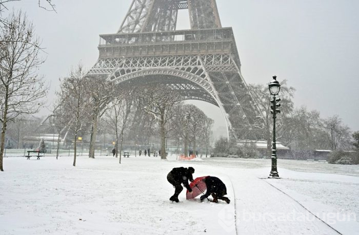  Paris'in sembolü Eyfel Kulesi kar nedeniyle ziyaretçilere kapatıldı 