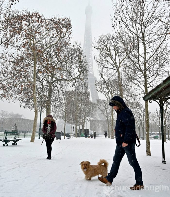  Paris'in sembolü Eyfel Kulesi kar nedeniyle ziyaretçilere kapatıldı 