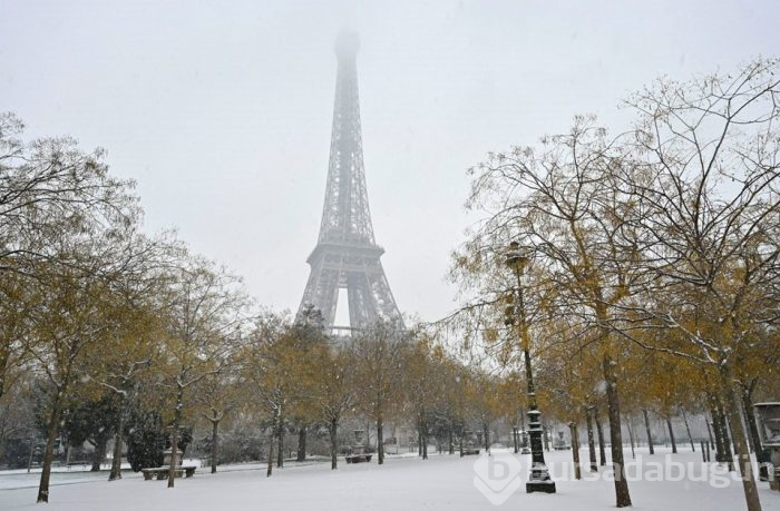  Paris'in sembolü Eyfel Kulesi kar nedeniyle ziyaretçilere kapatıldı 