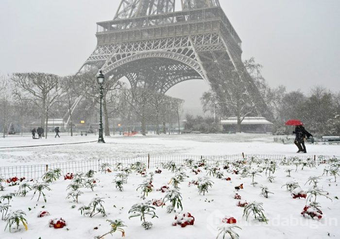  Paris'in sembolü Eyfel Kulesi kar nedeniyle ziyaretçilere kapatıldı 