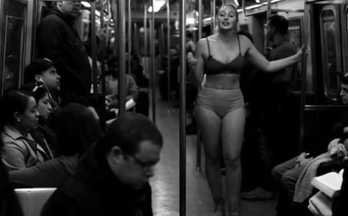 Büyük beden model Iskra Lawrence metroda soyunarak eylem yaptı