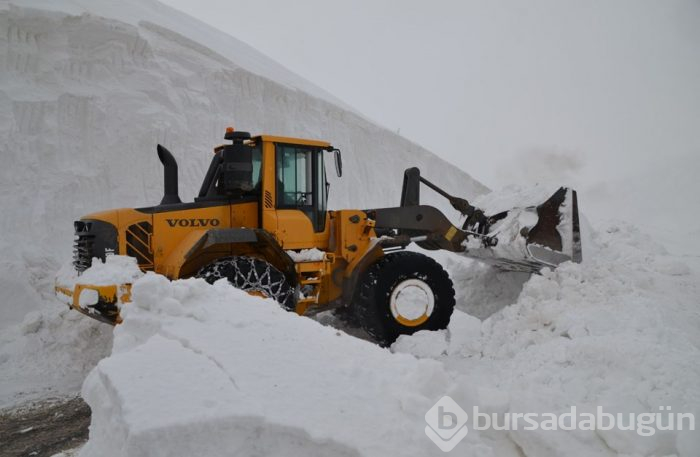 10 metreye varan karı kepçe ile ölçtüler