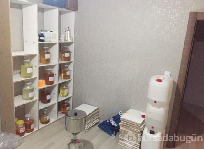 Evini elektronik sigara imalathanesine çevirmiş