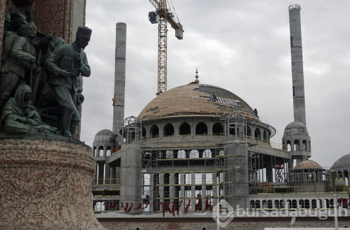 Taksim Camii'nin alemi yerleştirildi