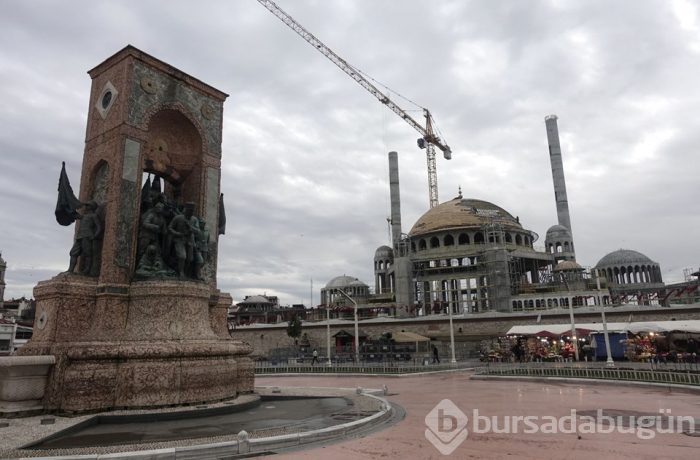 Taksim Camii'nin alemi yerleştirildi