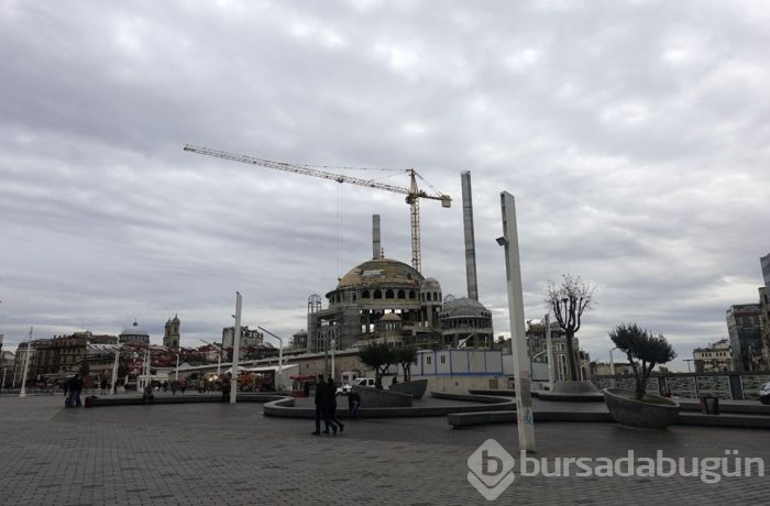 Taksim Camii'nin alemi yerleştirildi