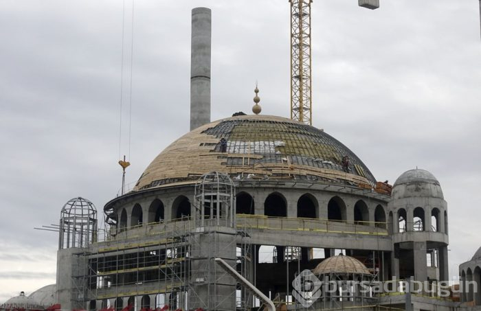 Taksim Camii'nin alemi yerleştirildi