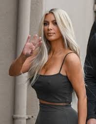 Kim Kardashian yeni parfümünü tanıttı