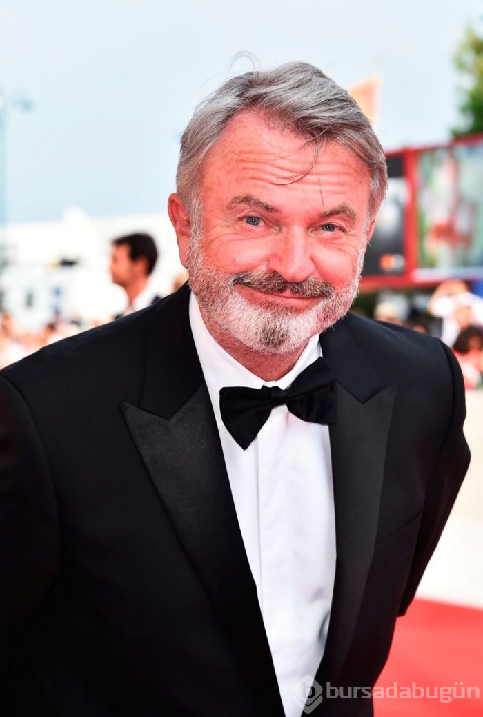 Sam Neill domuzuyla yoga yapıyor
