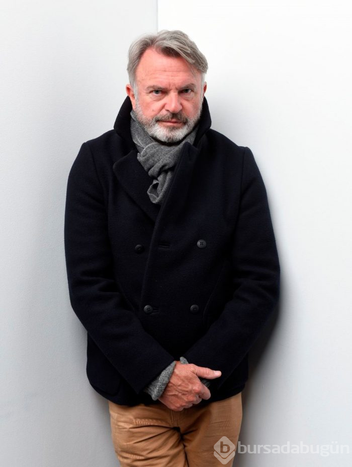 Sam Neill domuzuyla yoga yapıyor