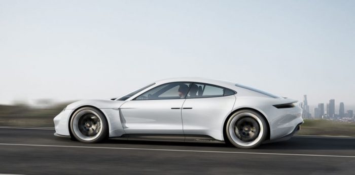  Porsche'nin Türkçe isimli otomobili TAYCAN için 'ücretsiz şarj' adımı 