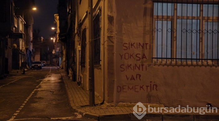 Çukur'da Ayşen Gruda göndermesi (Çukur'da ekrana yansıyan duvar yazıları)