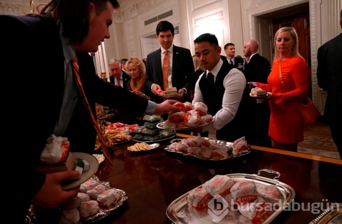 Hükümetin kapanması Trump'ı da vurdu: Misafirlerine hamburger yedirdi