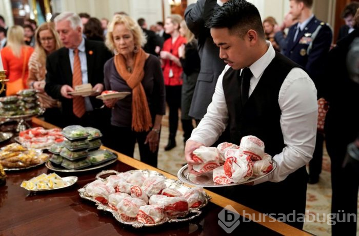 Hükümetin kapanması Trump'ı da vurdu: Misafirlerine hamburger yedirdi