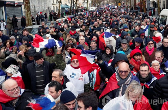  Paris'te "kırmızı fularlılar"dan sarı yeleklilere karşı gösteri 