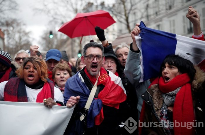  Paris'te "kırmızı fularlılar"dan sarı yeleklilere karşı gösteri 