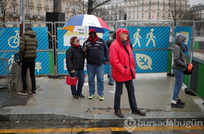  Paris'te "kırmızı fularlılar"dan sarı yeleklilere karşı gösteri 