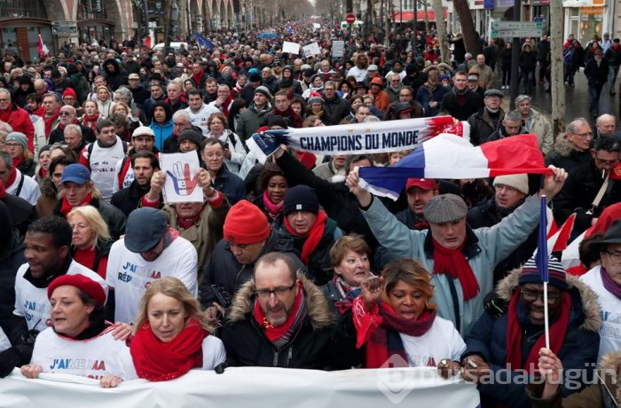  Paris'te "kırmızı fularlılar"dan sarı yeleklilere karşı gösteri 