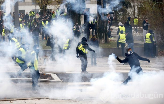  Fransa'da sarı yelekliler yolları kapattı: 142 gözaltı 